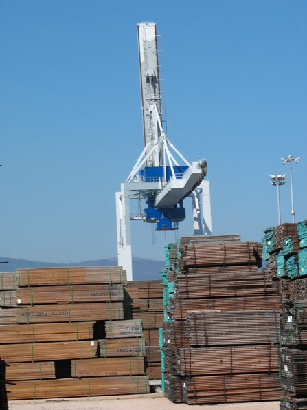 Grúa en el muelle de carga del puerto