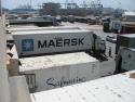 Camiones con contenedores en el puerto