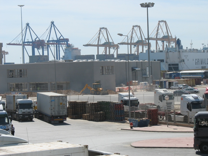 Camiones en el muelle de carga del puerto