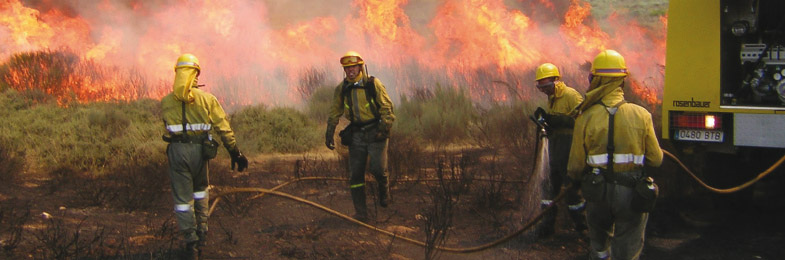 Unidad especializada en emergencias extinguiendo un fuego