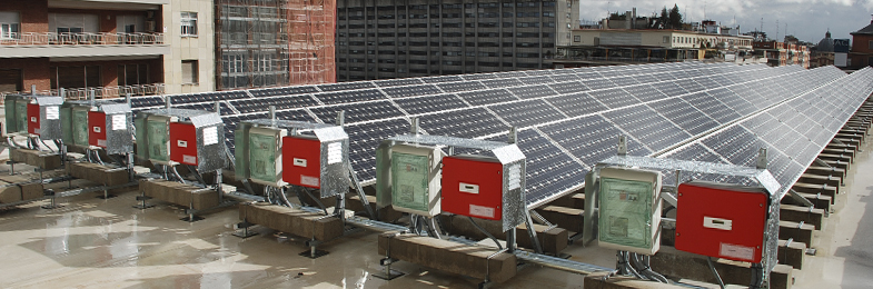 Paneles solares instalados en la azotea de un edificio