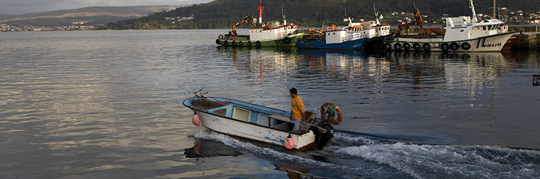 Embarcación saliendo de un puerto