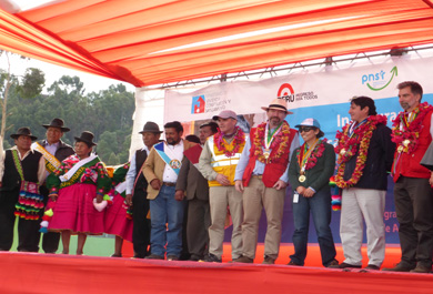 Autoridades en acto oficial de inauguración de infraestructuras de gestión hídrica. 