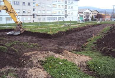 Escavadora acondicionando la zona para la vegetación. 