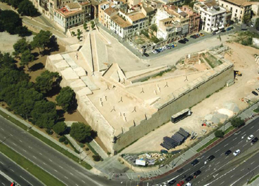 Muralla del Paseo de Ronda antes de rehabilitación. 