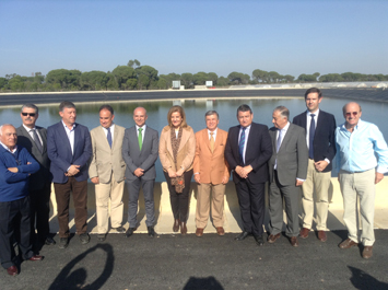 Foto oficial de las autoridades visitando las instalaciones. 