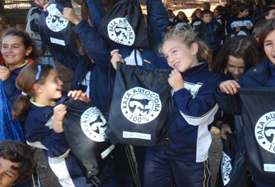 Mochila de regalo para los niños asistentes a la granja-escuela. 