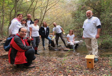 Grupo de voluntarios colaborando en el día solidarios de las empresas. 