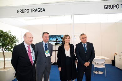 La Ministra del MAPAMA en el stand del Grupo Tragsa