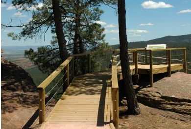 Paso elevado para el tránsito de visitantes por el parque. 