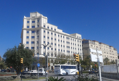 Fachada del edificio restaurada con trabajos de arquitectura. 