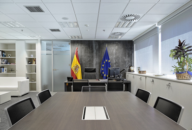 Sala de reuniones reformada del edificio ministerial. 