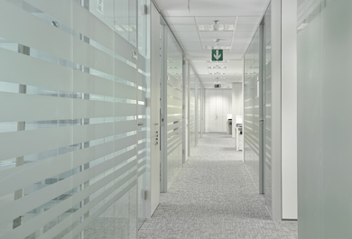 Pasillos reformados del edificio ministerial.