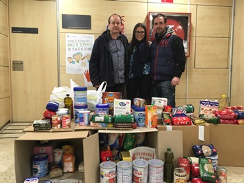 Trabajadores junto a alimentos en la oficina central del Grupo Tragsa en Madrid