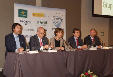 La ministra Isabel García Tejerina asistió a la inauguración de la jornada junto a otras personalidades
