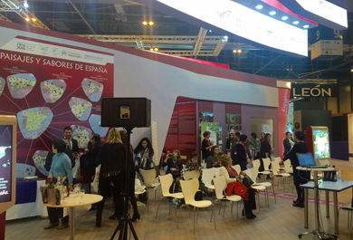 Visitantes al stand de Tragsatec y MAGRAMA en feria del turismo. 