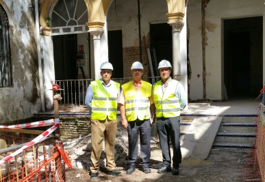 Los trabajadores dle Grupo Tragsa en las instalaciones de la obra