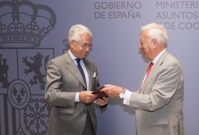El Presidente del Grupo Tragsa recibe la firma de la encomienda del Ministro de Exteriores, Margallo