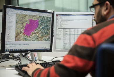 Técnico de Tragsatec trabajando en aplicación cartográfica