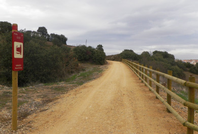 Señalización a lo largo del camino natural recuperado. 