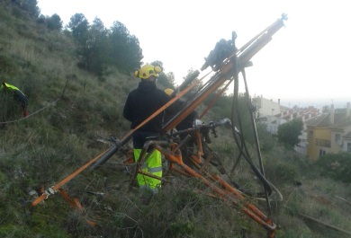 El Grupo Tragsa ha utilizado gases expansivos para fragmentar una roca en la ladera
