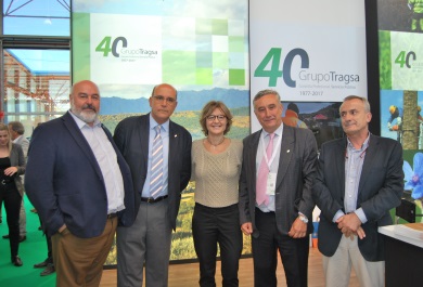Isabel García Tejerina en el stand del Grupo Tragsa en el Congreso Forestal Nacional