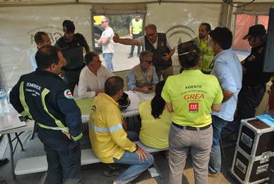 Miembros del operativo de emergencia en el incendio de Moguer