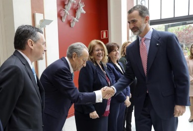 El rey junto a Mª Elvira Rodríguez en la entrega de Premios Periodismo Rey de España