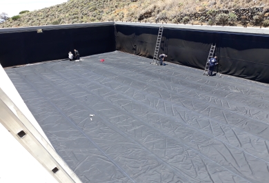 Instalación de cubierta en el depósito para almacenamiento de agua