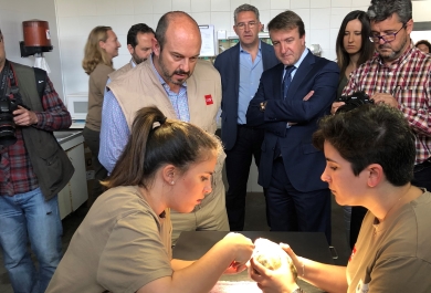 El consejero de Medio Ambiente madrileño durante la visita al CRAS