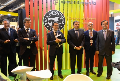 Luis Planas visita la feria del sector cárnico Meat Attraction