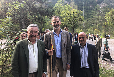 El Rey junto a personal de Tragsa durante la visita