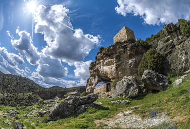 Vista del exterior del Conjunto de Casares en Riba de Saelices