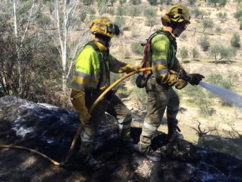 Brigadistas apagando incendio