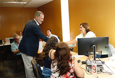 El Rey Don Felipe durante la visita a la oficina de Orihuela