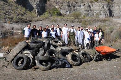 Voluntarios del Grupo Tragsa en una laguna del Parque Regional del Sureste (Madrid)