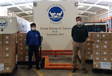 Dos representantes con la mercancía en el Banco de Alimentos de Albacete