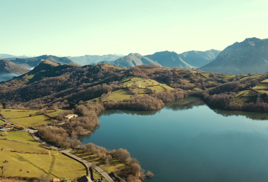 Paisaje con laguna y pradera en Asturias
