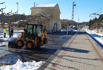 Quitanieves en la limpieza de accesos a la estación