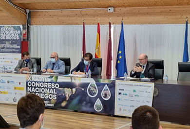 El presidente del Grupo Tragsa, Jesús Casas, junto al resto de miembros de la mesa en el Congreso Nacional de Riegos