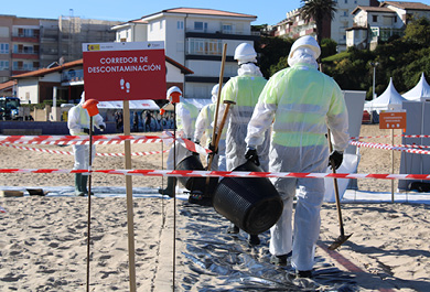 Participantes del simulacro entrando en el corredor de descontaminación del simulacro