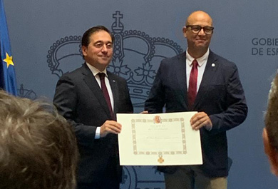 El ministro de Asuntos Exteriores, Unión Europea y Cooperación entrega la condecoración al coordinador del equipo START