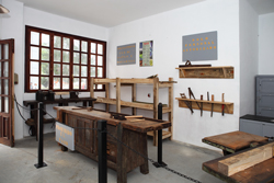 Vista de la sala equipada con los utensilios de carpintería.