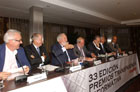 Premiados y autoridades en la mesa del acto.