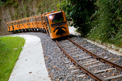 Vista del ferrocarril de Samuño llegando a la estación.
