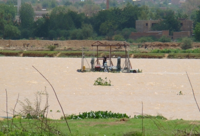 Estación de bombeo flotante en Níger