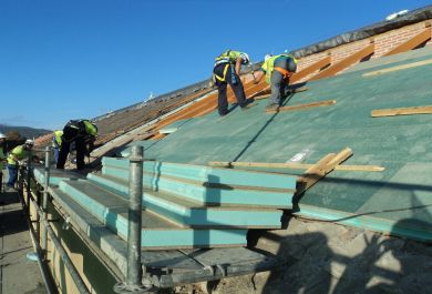 Técnicos del Grupo Tragsa realizando obras en la Cubierta dela Real Fábrica de Cristales de La Granja