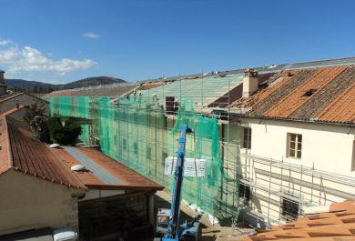 La cubierta se están cubriendo con placa ondulada asfáltica y teja cerámica
