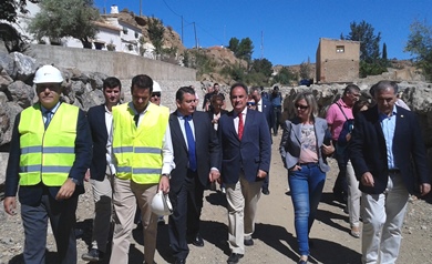 Antonio Sanz yh Manuel Romero  durante la visita a las obras de la Rambla de Baza