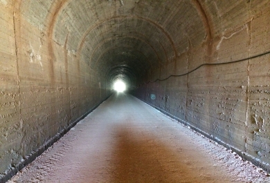 Imagen de un tunel situado en el recorrido del camino